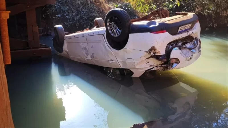 Carro cai de ponte em córrego na MS-465 e bombeiros procuram por ocupantes em Rio Brilhante