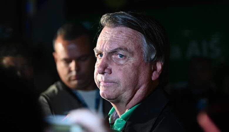 Defesa de Bolsonaro diz que foi surpreendida com prisão domiciliar