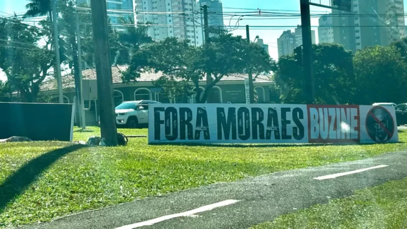 Quarta-feira amanhece com faixas de ‘Fora Moraes’ na Avenida Afonso Pena em Campo Grande