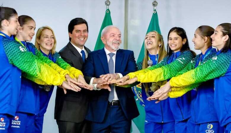 Medalhistas brasileiras da ginástica rítmica são recebidas no Palácio do Planalto
