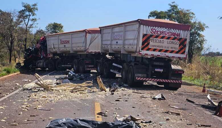 Acidente que matou dois motoristas na BR-262, em Ribas, foi causado por invasão de pista