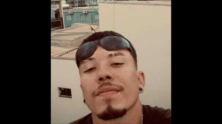 Jovem morre prensado em vão da porta ao tentar entrar na própria casa em Ribas