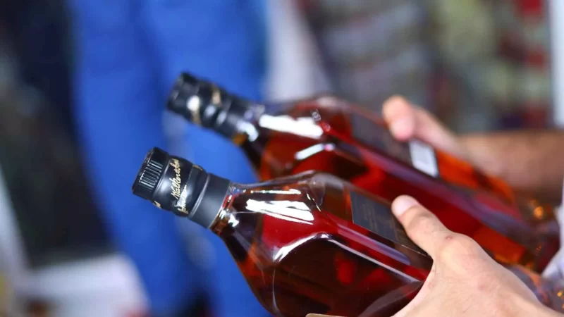 Efeitos do metanol aparecem até 48h após consumo e podem ser confundidos com embriaguez