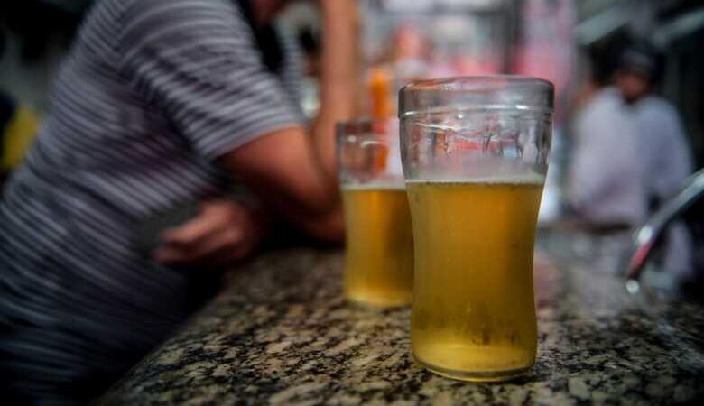 Mulher fica com ciúmes da filha com o marido e tenta matar os dois em bebedeira na Capital