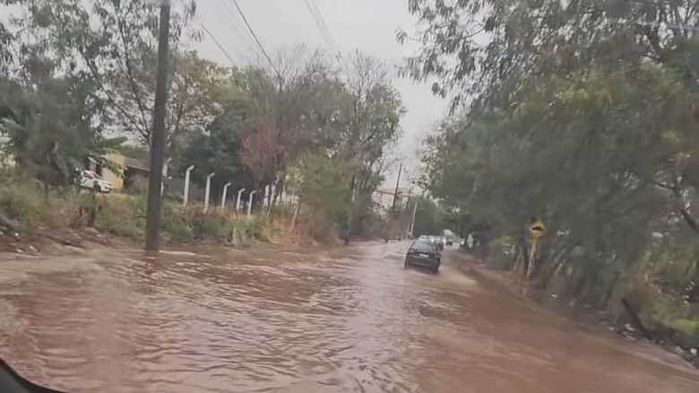 Ruas ficam alagadas após ‘chuvinha’ em Campo Grande