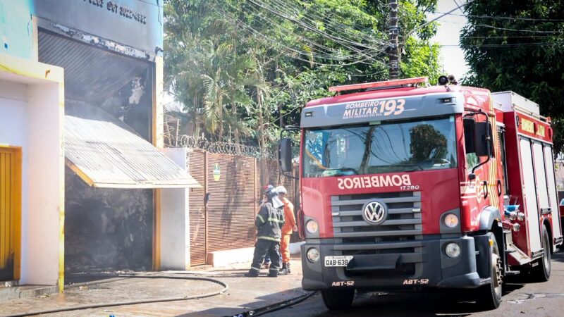 Loja de lubrificantes volta a pegar fogo e mobiliza bombeiros pelo 2° dia em Campo Grande