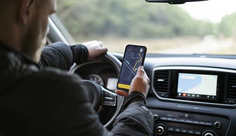 Motorista de app sofre mata-leão, é agredido e tem carro roubado por grupo na Capital