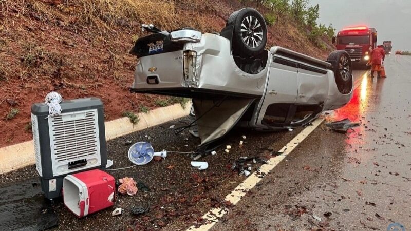 Capotamento deixa três feridos na BR-359, entre Coxim e Alcinópolis
