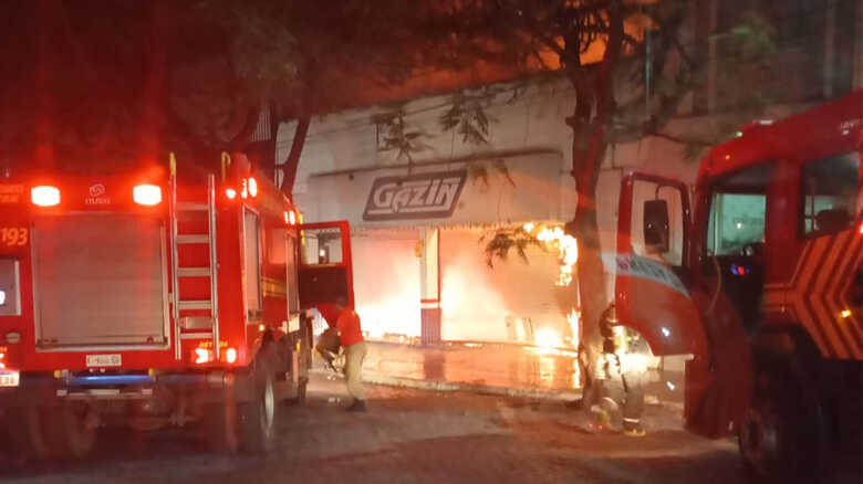 Loja da Gazin fica totalmente destruída após incêndio em Corumbá