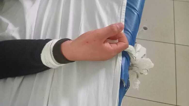 Jovem com depressão sofre há dias em posto de saúde sem conseguir vaga em hospital da Capital