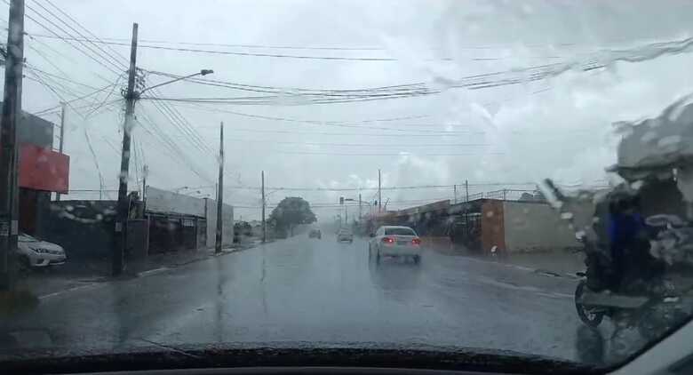 Com alerta de tempestade, chuva chega para refrescar Campo Grande