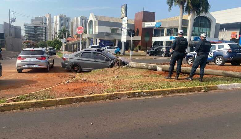 Testando carro do amigo, motorista destrói Jetta e poste na Av. Mato Grosso