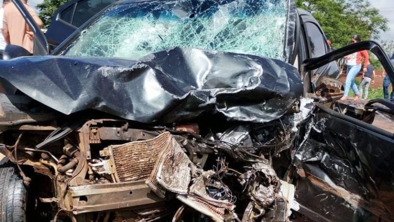 Colisão frontal em Nova Itamarati deixa pelo menos três pessoas presas às ferragens