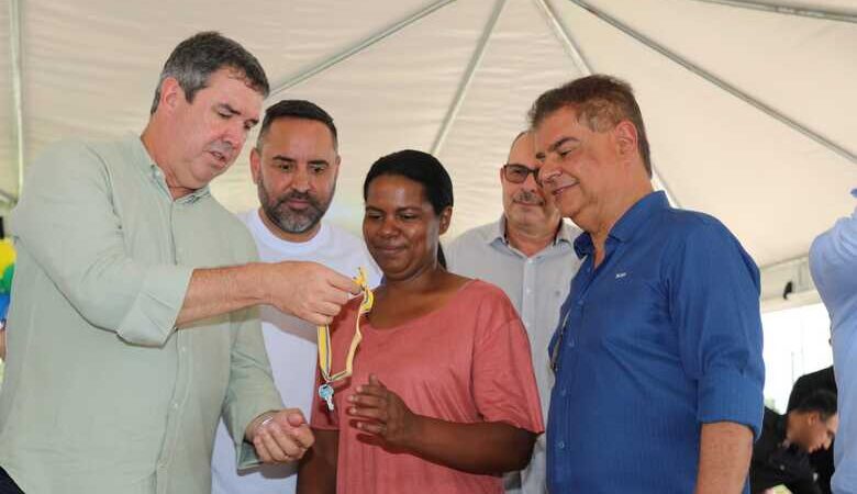 Estado entrega 25 moradias e reforça estrutura de serviços em Alcinópolis