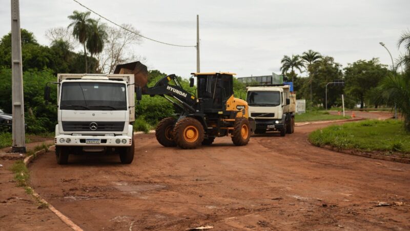 Com ação rápida, Prefeitura limpa rotatória danificada pela chuva na Rachid Neder