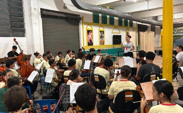 Fim de semana vem com stand-up, espetáculos, Natal na Praça e rodeio