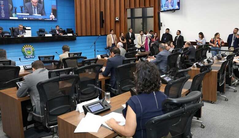 Deputados estaduais apreciam 14 projetos em sessão da Alems