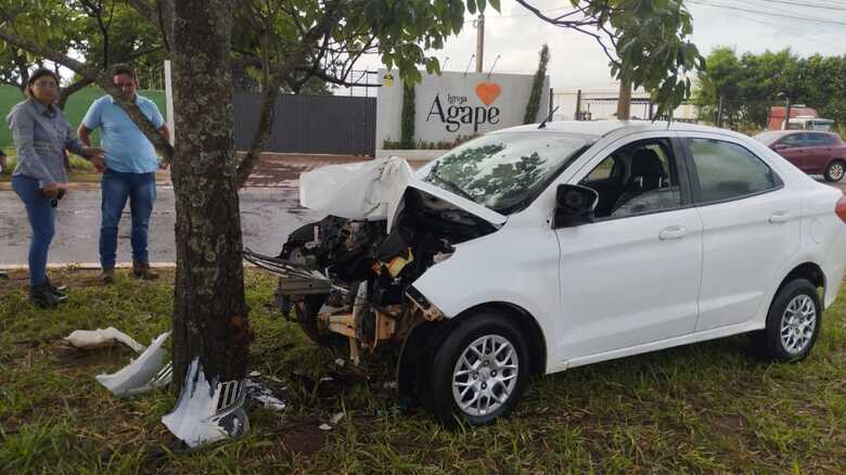 Sem cinto, motorista morre ao bater carro em árvore na Capital