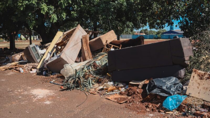 Da calçada ao bueiro, entenda como descarte irregular impacta na cidade