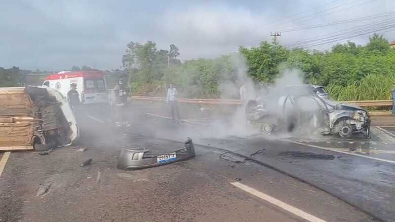 Acidente deixa uma pessoa em estado grave e carro em chamas na BR-163, em Dourados