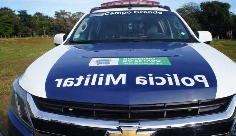 Viatura da PM bate em muro durante perseguição no Centro de Campo Grande