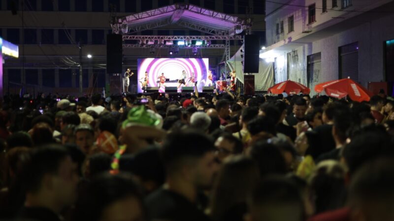 Primeiro dia de Carnaval é marcado pela presença de 20 mil foliões