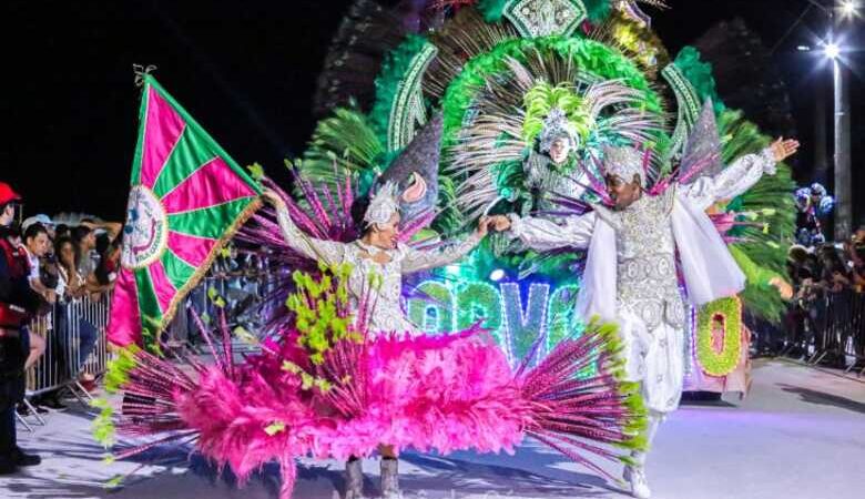 Início do desfile das escolas e bloquinhos agitam a segunda de Carnaval na Capital