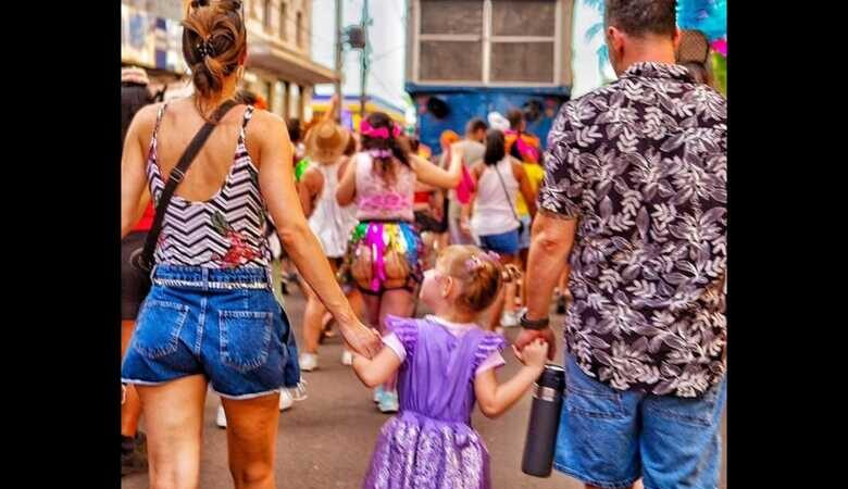 Praça do Papa recebe segundo dia de desfiles das escolas de samba