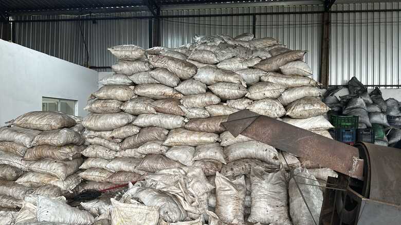 Carvoaria clandestina é fechada e gerente e proprietário são presos em Campo Grande