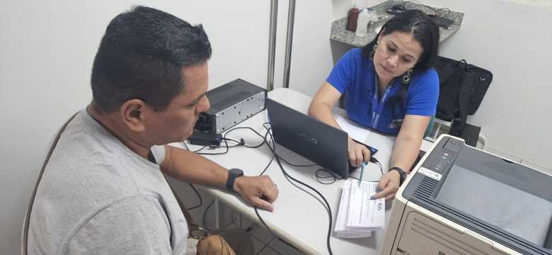 Funsat oferta vagas para gerente de lojas, monitor de alunos e repositor de supermercados