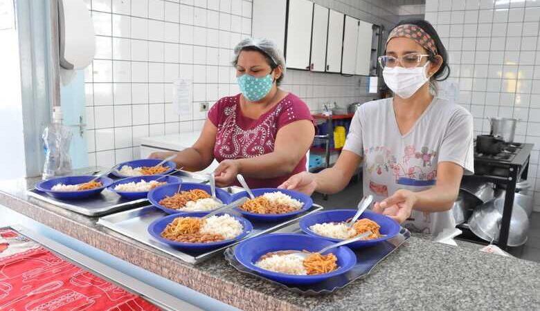 Prefeitura chama aprovados para vagas de merendeiro e monitor