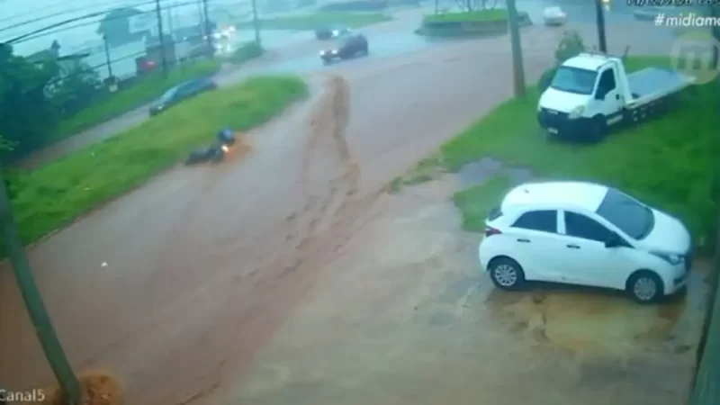 Grandes volumes de chuva em cidades de MS deixam rastro de destruição