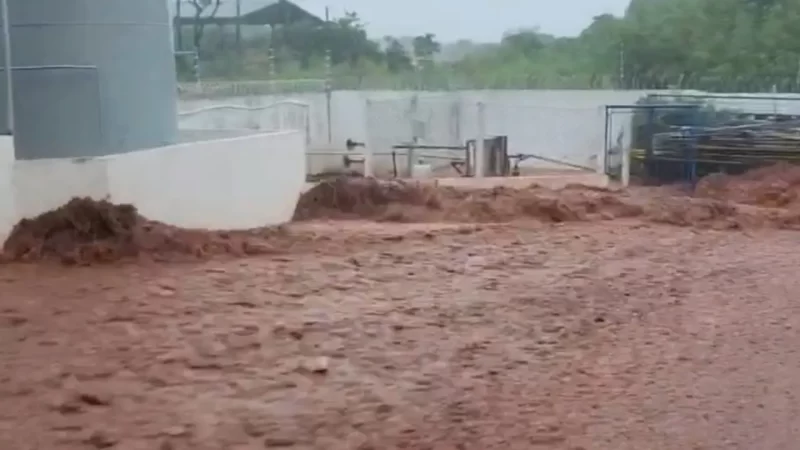 Enxurrada invade empresa no Jardim Panorama: ‘água levando tudo’