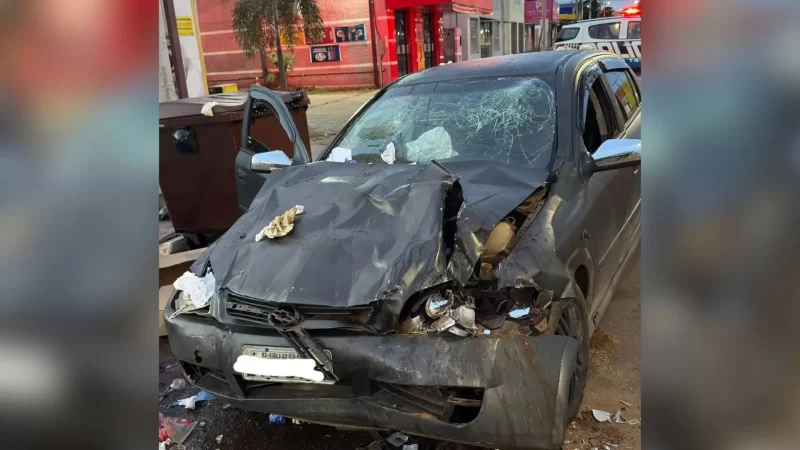 Sem CNH, motorista bate em caminhão de lixo e quatro ficam gravemente feridos