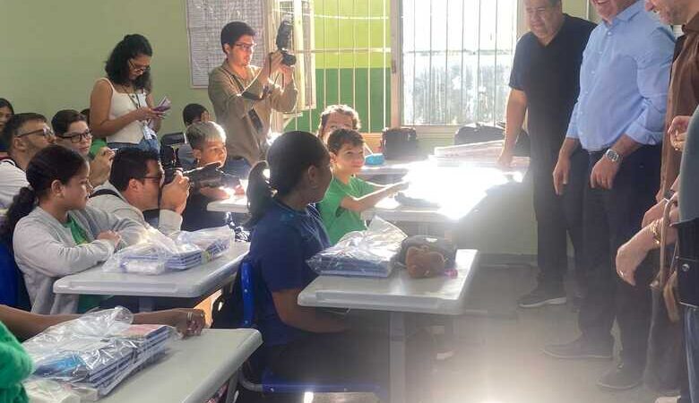 Riedel acompanha volta às aulas e reforça segurança e investimentos na educação