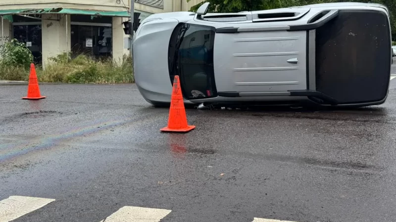 Carro tomba em cruzamento de Campo Grande e motoristas alegam ‘verde dos dois lados’