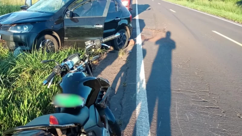 Carro com três pessoas capota e motociclista é atingido na BR-376