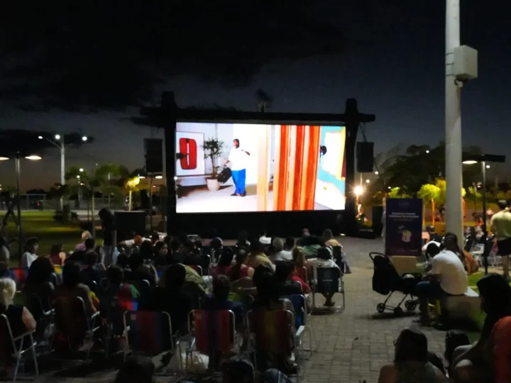 Cinema ao ar livre e pôr do sol reúne campo-grandenses no fim da tarde