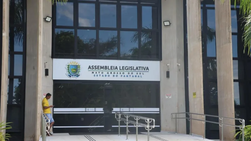 Deputados votam projeto que obriga empresas a informar proibição de fidelização em contratos