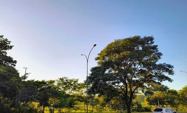 Domingo será de calor e sol com previsão de temporais em MS