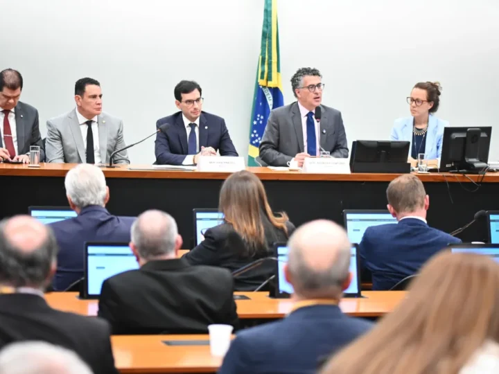 Sem acordo sobre transição, relatório da PEC do fim da escala 6×1 é adiado para segunda
