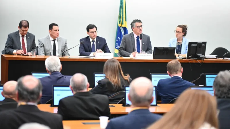 Sem acordo sobre transição, relatório da PEC do fim da escala 6×1 é adiado para segunda