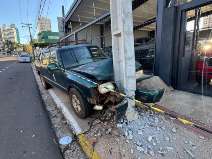 Caminhonete perde freio e bate contra poste na José Antônio em Campo Grande