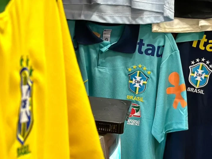 Itens da Copa ganham espaço nas vitrines, mas movimento varia entre uma loja e outra