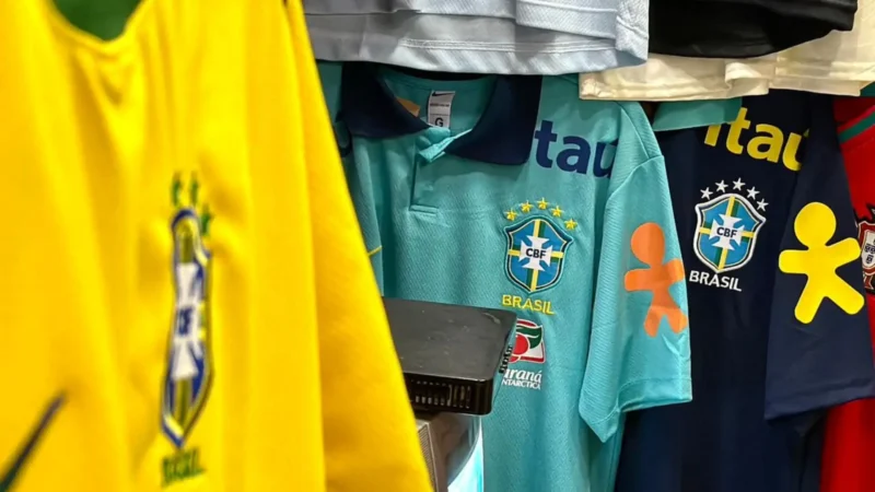 Itens da Copa ganham espaço nas vitrines, mas movimento varia entre uma loja e outra