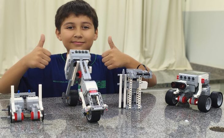 Do celular guardado ao robô em movimento: escolas de MS reinventam o uso da tecnologia em sala de aula