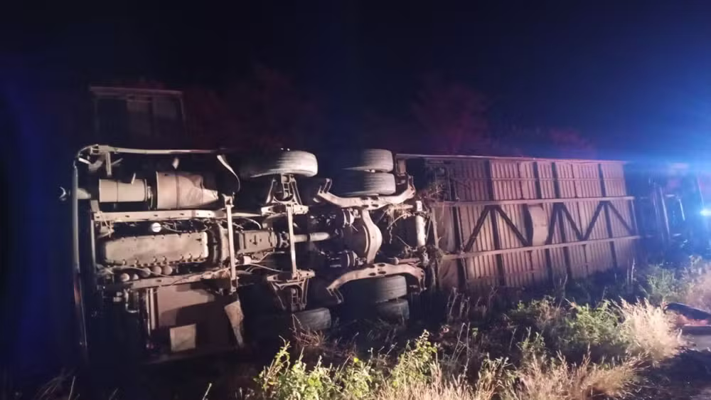 Ônibus de time de basquete capota e deixa sete mortos e dezenas de feridos no Ceará