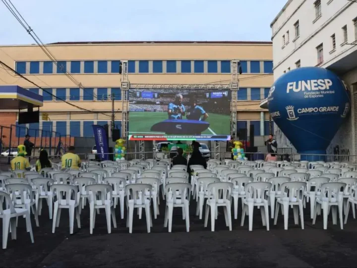 Com Brasil em campo, repartições públicas e escolas terão expediente reduzido na segunda-feira