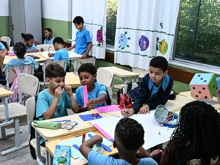 Governo fixa em R$ 5,1 mil novo piso nacional para profissional de educação básica