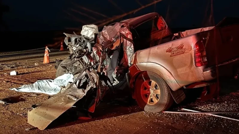 Motorista morre após colisão entre Hilux e bitrem canavieiro na MS-141